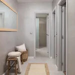 Unique In The Center *